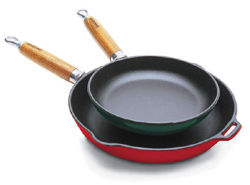 Chasseur 10 Cast-Iron Frying Pan with Wooden Handle and Two Spouts