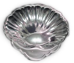 Aluminum Serving Platter, Shell Design. 10 1/2" Diameter.
