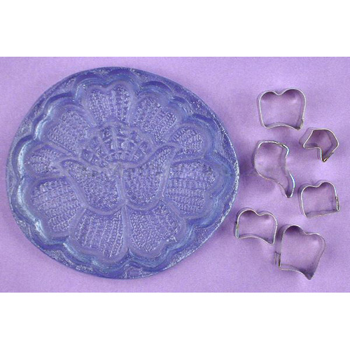 Translucent-purple rigid resin mold with 6 metal cutters