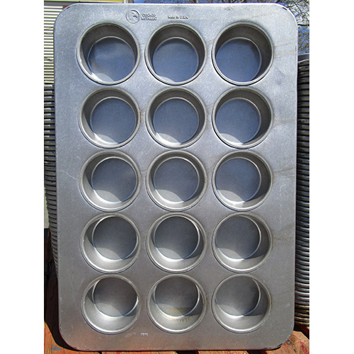 unknown Chicago Metallic 303D 43035 15 Cup Oversized Mini-Cake Muffin Pan, Good Condition