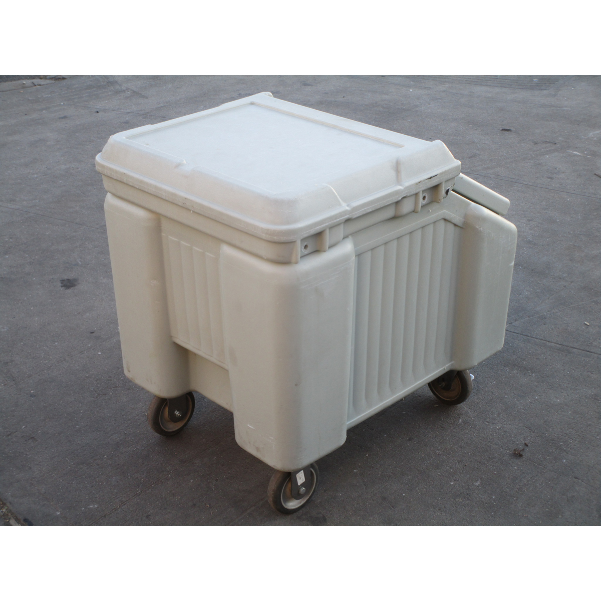 Cambro ICS100L180 Ice Bin, Used Excellent Condition image 1