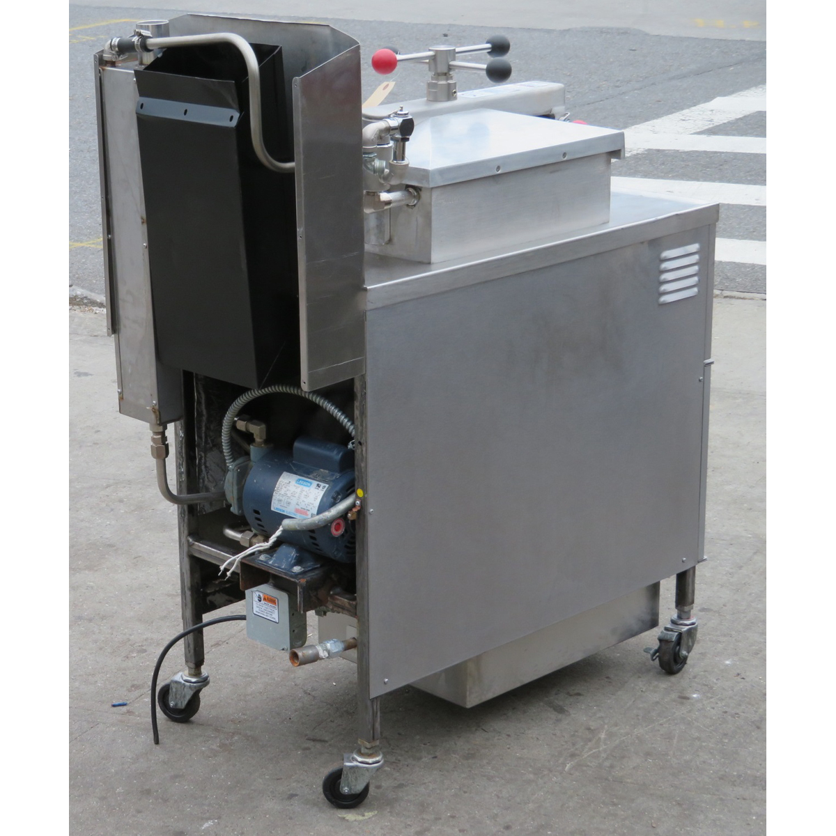 Henny Penny 600 Computron 1000 Natural Gas Pressure Fryer 120V Pressure Fryer, Used Great Condition image 3