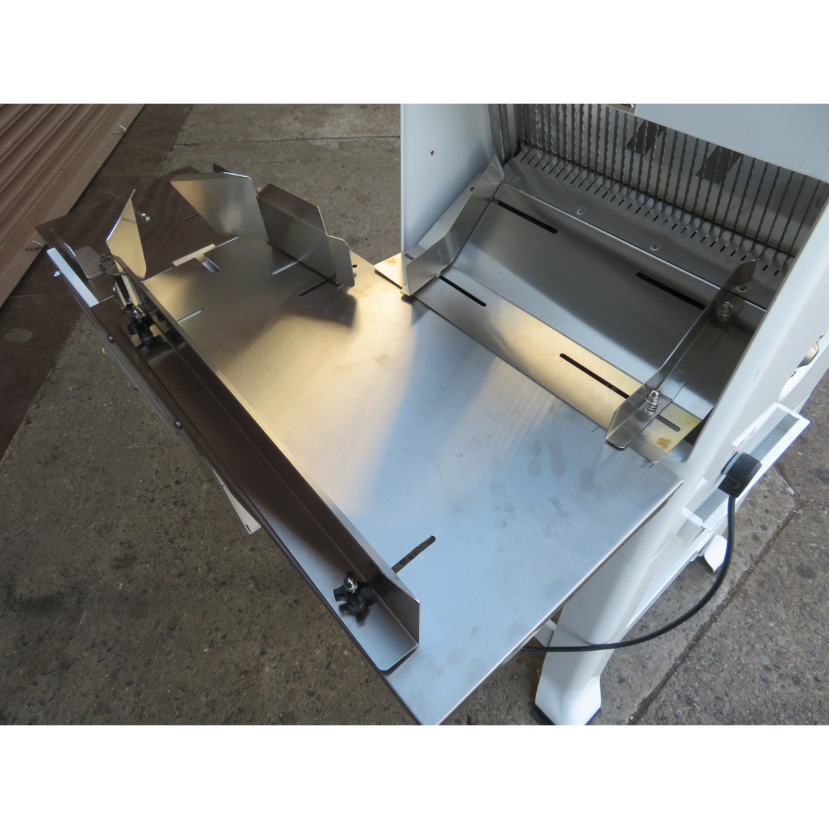 Oliver 797 Gravity Feed Bread Slicer  W/ 1197 Swing-Away Bagger , 1/2" Slices, Used Excellent Condition image 4