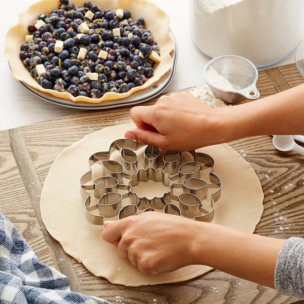 Wilton Sunflower Pie Crust Cutter image 2