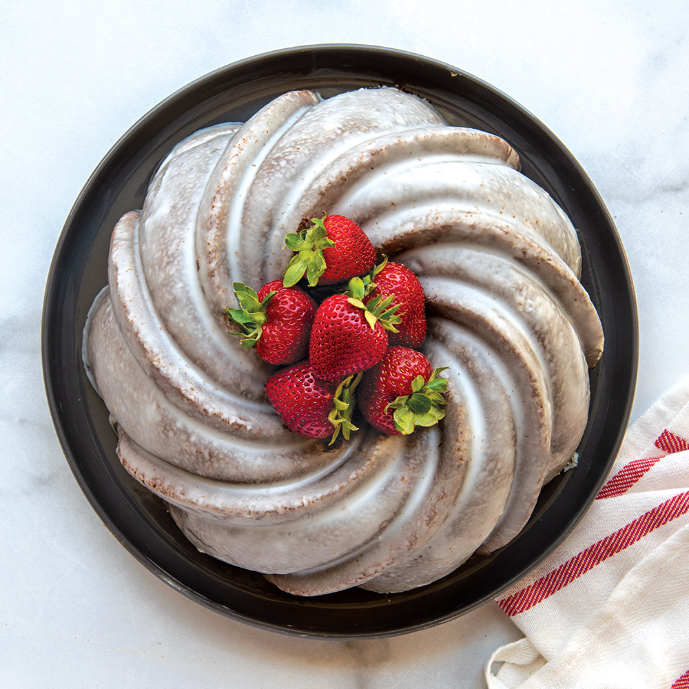 Nordic Ware Swirl Bundt Pan, 10 Cup image 1