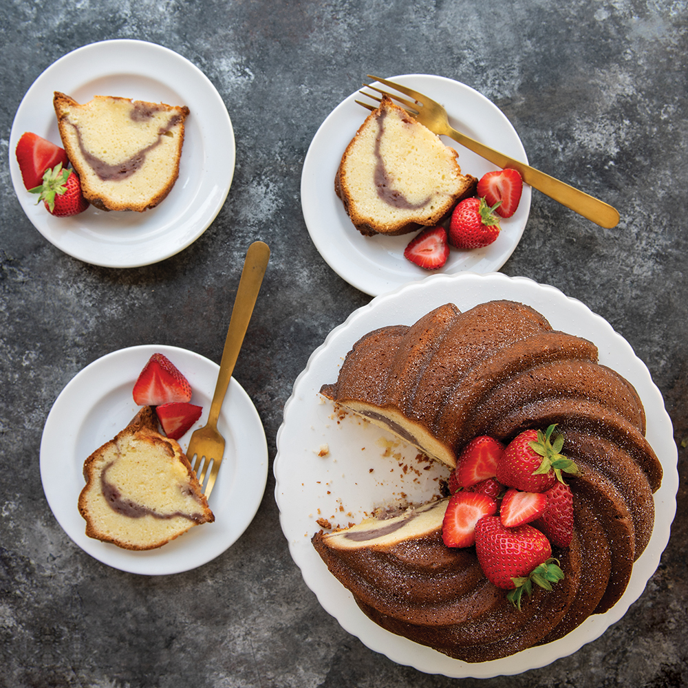 Nordic Ware Swirl Bundt Pan, 10 Cup image 2