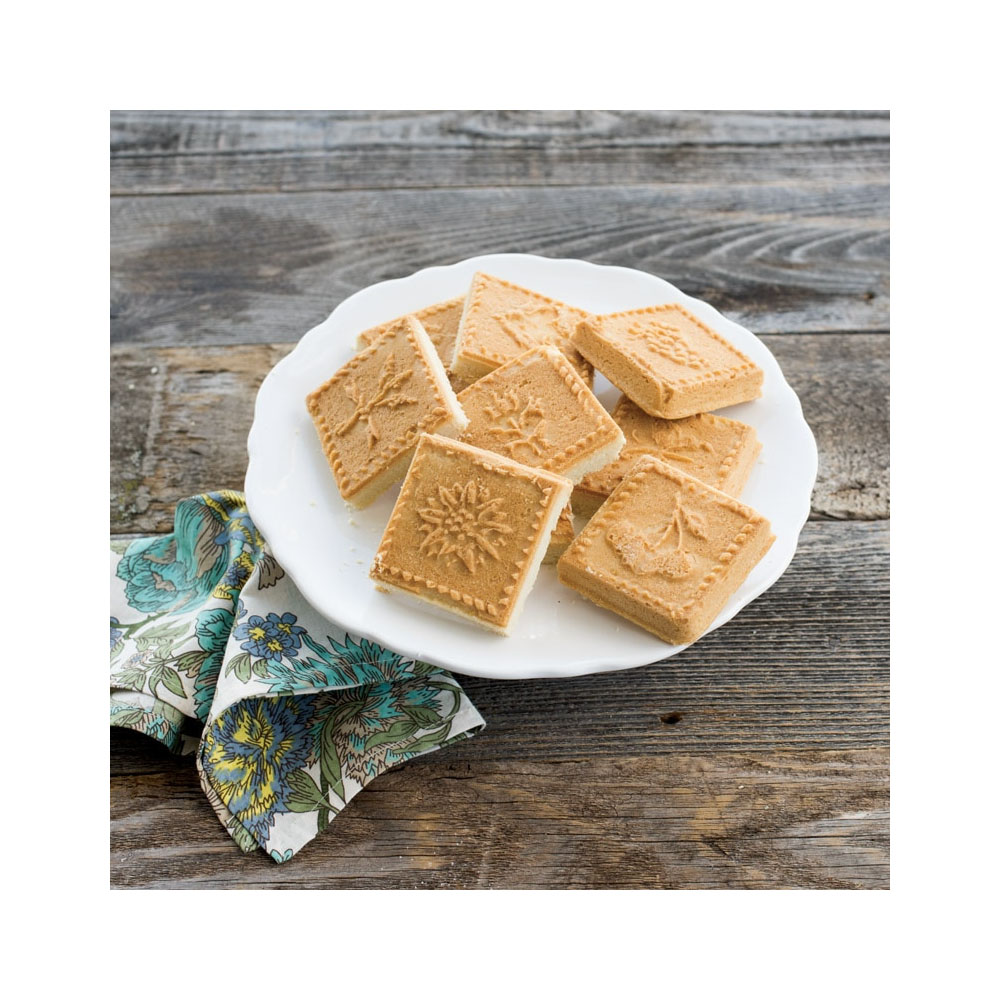 Nordic Ware English Shortbread Pan image 3