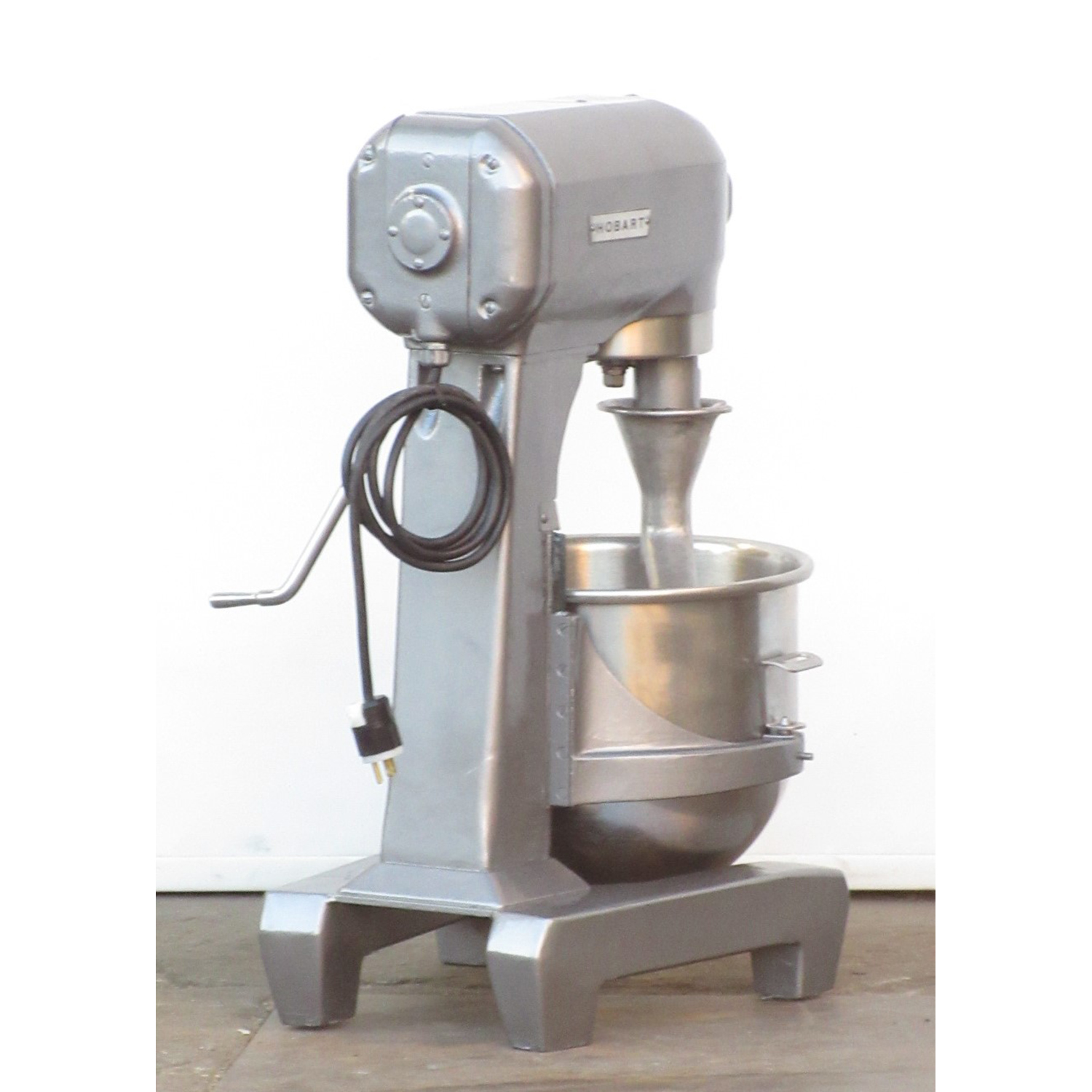 Hobart A200 Mixer 20 Qt, Bowl And 2 Attachments Included, Used Excellent Condition image 2