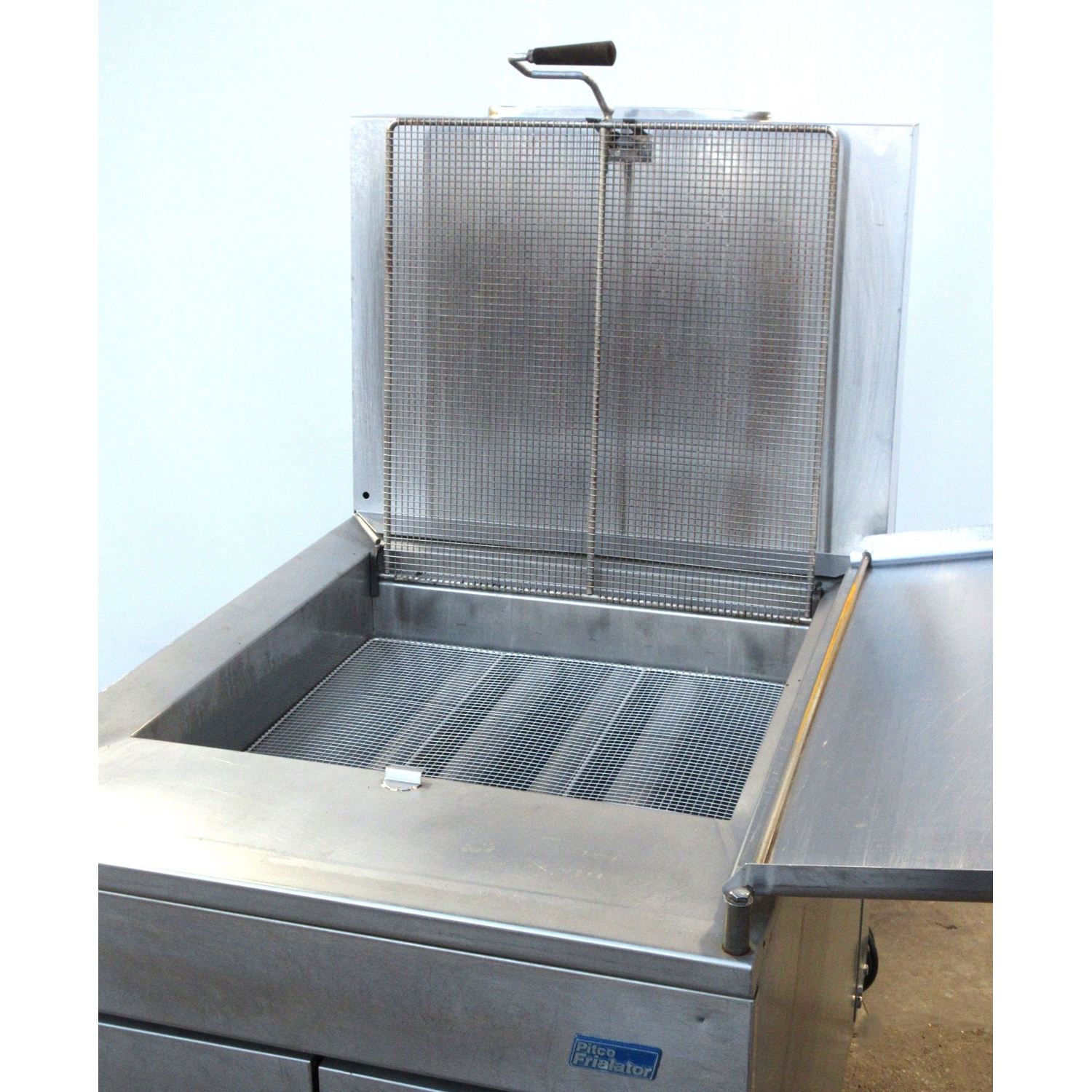 Pitco 24RUFMS Gas Donut Fryer. Used Excellent Condition image 2