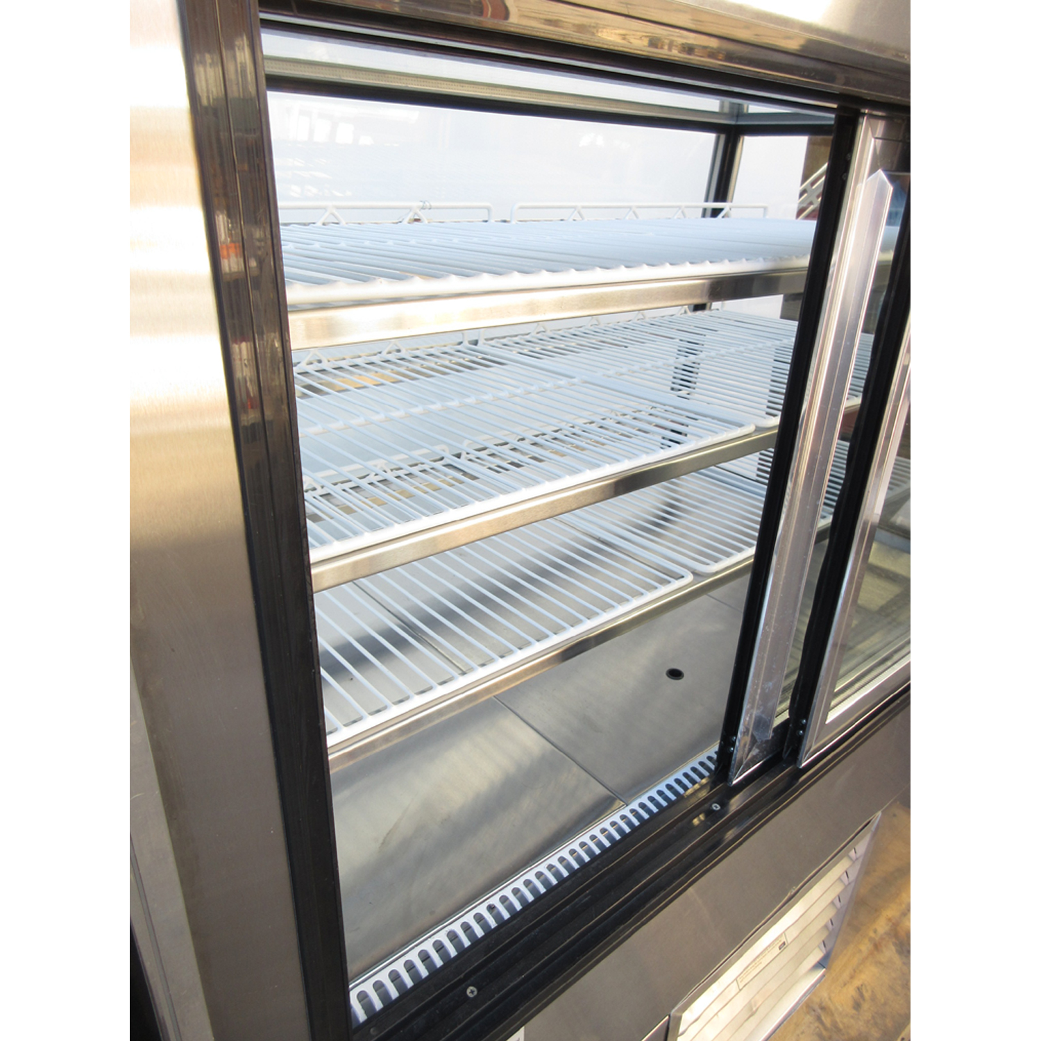 Leader HBK57SC Refrigerated Bakery Case, Used Excellent Condition image 3