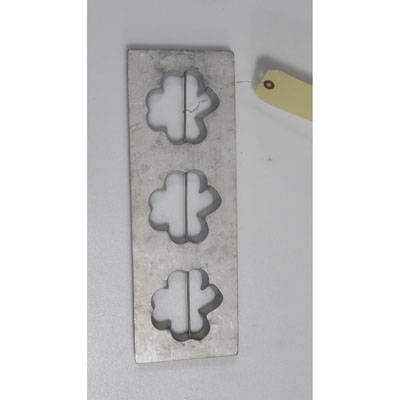 Triumph / Magna Mixer Wire Cut Depositor Die 3 Leaf Shape 3-3/8" Wide, 5-1/2" W x 15-7/8"L, Used Excellent Condition image 1