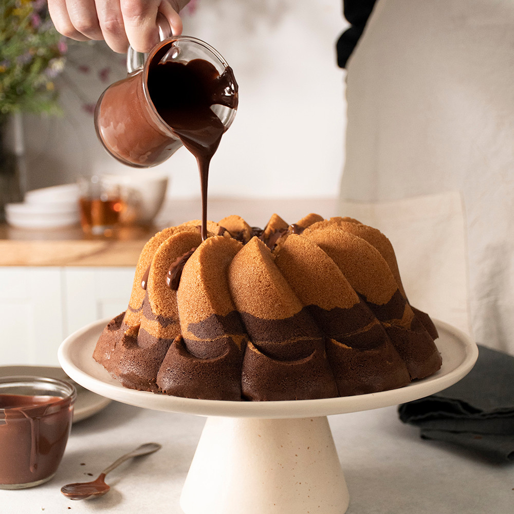 Nordic Ware Pirouette Bundt Pan, 10 Cups image 3