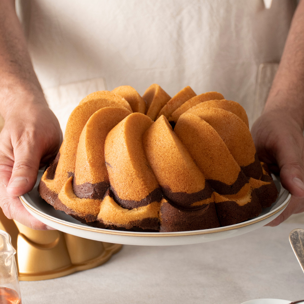 Nordic Ware Pirouette Bundt Pan, 10 Cups image 5