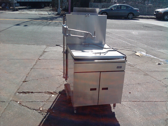 Pitco Gas Donut Fryer And Free Arm For a Donut Hopper USED Very Good Condition