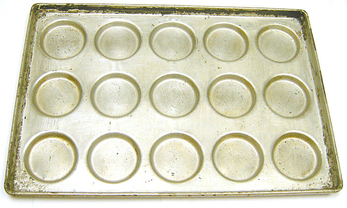 Hamburger-Bun Pan, USED & REGLAZED, 15 Cavites 4-1/8" Top Inner Diameter (3-3/4" Bottom Outside); 1/2" Deep