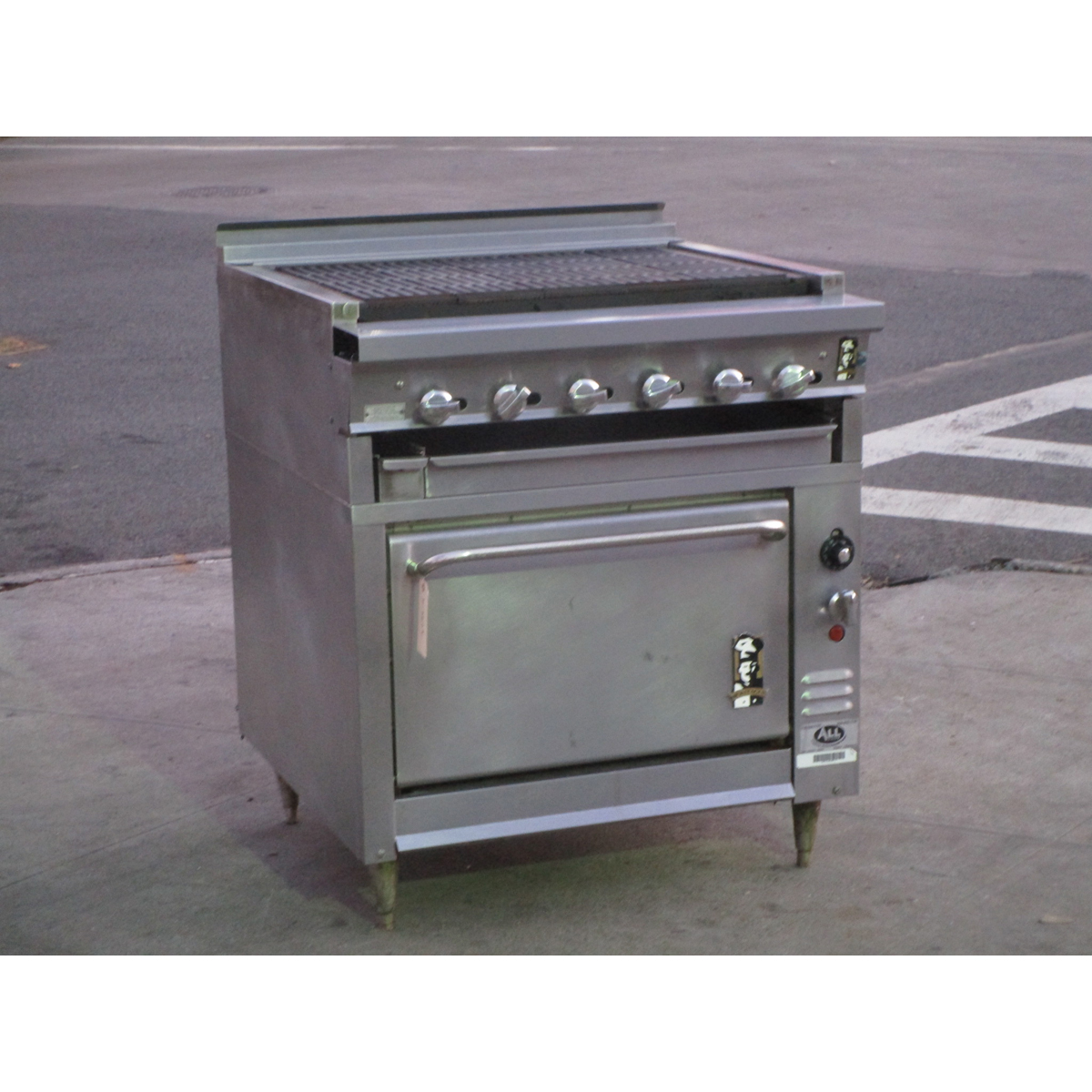 Montague 136XLB/UFLC-36R Oven & Charbroiler Grill, Used Very Good Condition