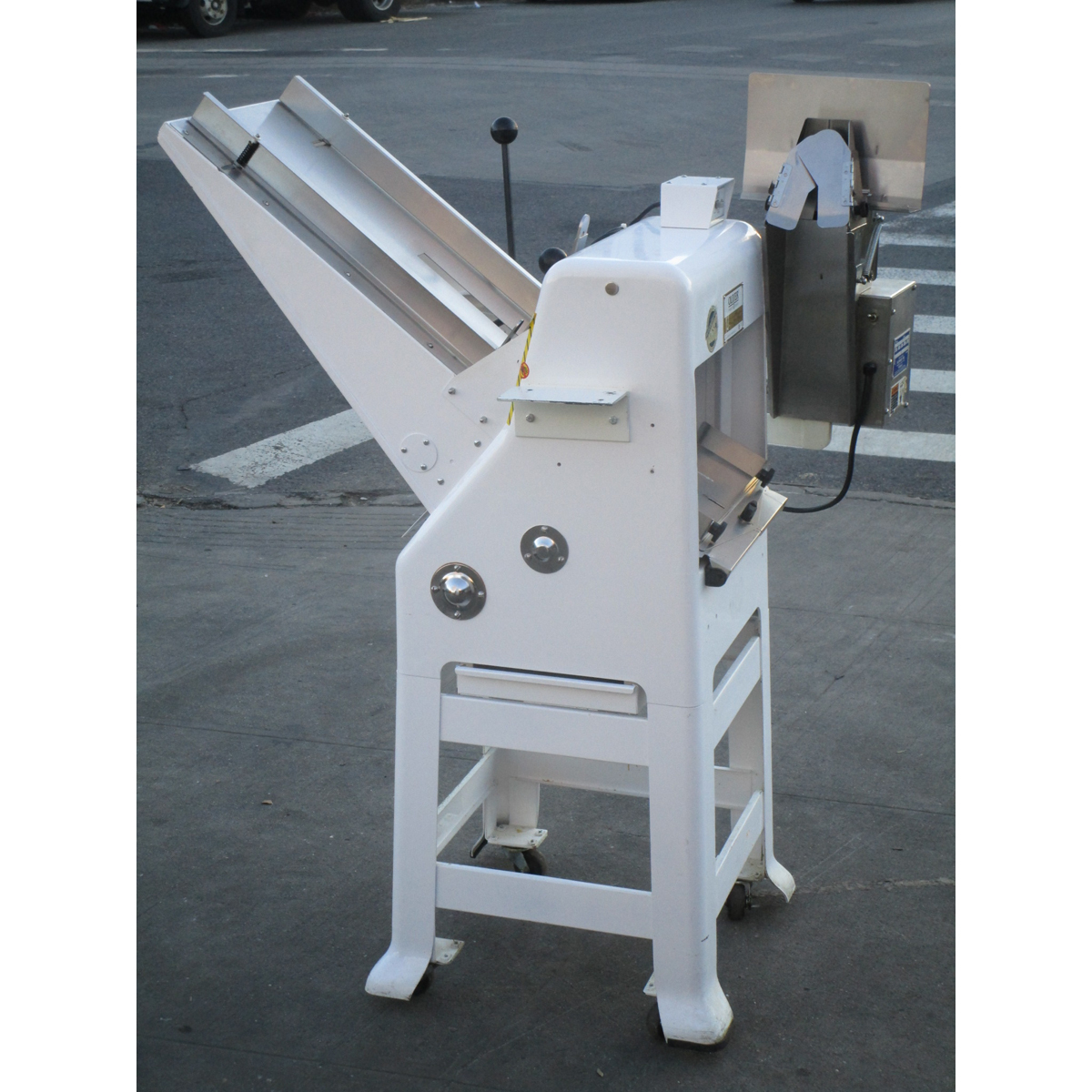 Oliver 797-32 5/8" Cut Bread Slicer With Bagger, Used Very Good Condition